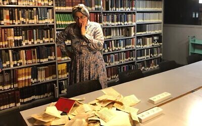 La poétesse Miriam Yalan-Stekelis choquée par la profanation de livres à l la Bibliothèque nationale d'Israël, pendant une soirée spéciale de Hanoukka, ,le 23 décembre 2019. (Crédit : Amanda Borschel-Dan/Times of Israel)
