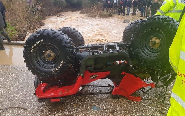 Un quad renversé après une crue qui a emporté deux adolescents ; l'un des deux est porté disparu, le 26 décembre 2019. (Crédit : sapeurs-pompiers israéliens) Un quad renversé après une crue qui a emporté deux adolescents ; l'un des deux est porté disparu, le 26 décembre 2019. (Crédit : sapeurs-pompiers israéliens)