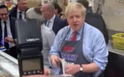 Boris Johnson distribue des beignets dans une boulangerie casher de Golden Greer,au nord de Londres (Capture d'écran)