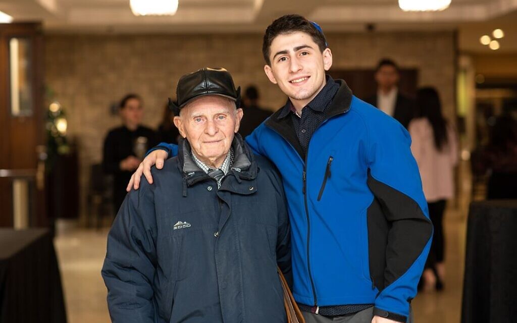 Un survivant de la Shoah pose avec un participant au Dinner of Miracles à Toronto, le 15 décembre 2019. (Liora Kogan)
