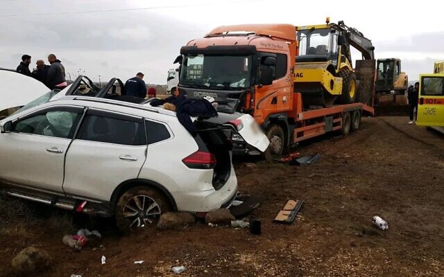 Un accident de la circulation mortel entre une voiture et un camion sur la route 98, le 31 décembre 2019. (Magen David Adom) Un accident de la circulation mortel entre une voiture et un camion sur la route 98, le 31 décembre 2019. (Magen David Adom)