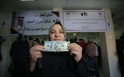 Des Palestiniens reçoivent des aides financières du Qatar dans un bureau de poste de Gaza, le 27 novembre 2019. (Crédit : Hassan Jedi/Flash90)