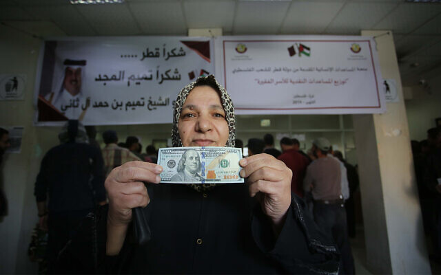 Des Palestiniens reçoivent des aides financières du Qatar dans un bureau de poste de Gaza, le 27 novembre 2019. (Crédit : Hassan Jedi/Flash90)