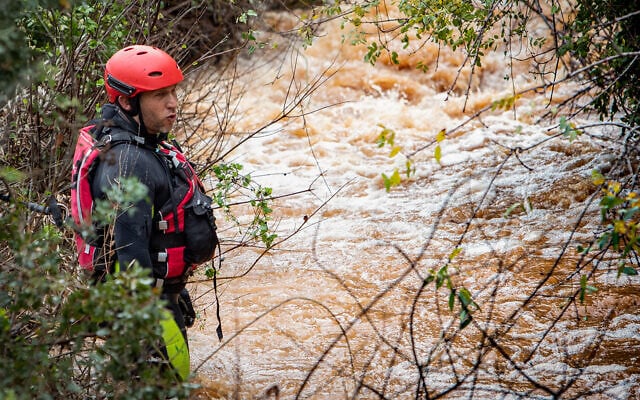 Des équipes de secours recherchent un adolescent emporté par la crue près du village de Yarka, dans le nord, le 26 décembre 2019. (Crédit : Meir Vaknin/Flash90)