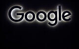 Le logo Google lors d'un salon du gadget à Paris, le 16 juin 2017. (AP Photo/Thibault Camus, File)