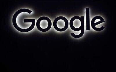 Le logo Google lors d'un salon du gadget à Paris, le 16 juin 2017. (AP Photo/Thibault Camus, File)