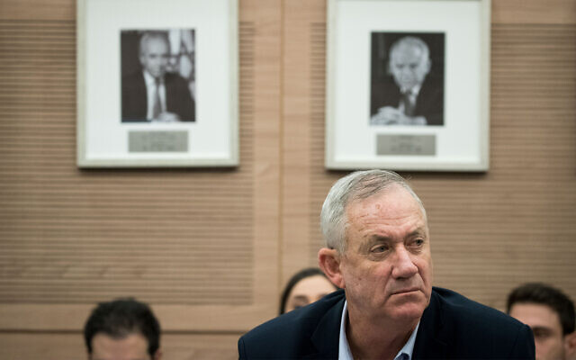 Le chef du parti Kakhol lavan, Benny Gantz, assiste à une discussion de la commission des Affaires étrangères et de la Défense à la Knesset, le 9 décembre 2019. (Crédit : Yonatan Sindel/Flash90)