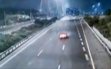 Une voiture emprunte la Route 6 à grande vitesse et sans freins, sur cette image non datée diffusé par la police israélienne le 1er décembre 2019. (Capture écran/Twitter)