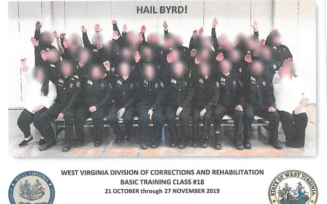 Une photographie d'agents de l'administration pénitentiaire en formation en Virginie occidentale, faisant le salut nazi (Crédit : Département des Affaires militaires et de la sécurité publique de Virginie occidentale) Une photographie d'agents de l'administration pénitentiaire en formation en Virginie occidentale, faisant le salut nazi (Crédit : Département des Affaires militaires et de la sécurité publique de Virginie occidentale)