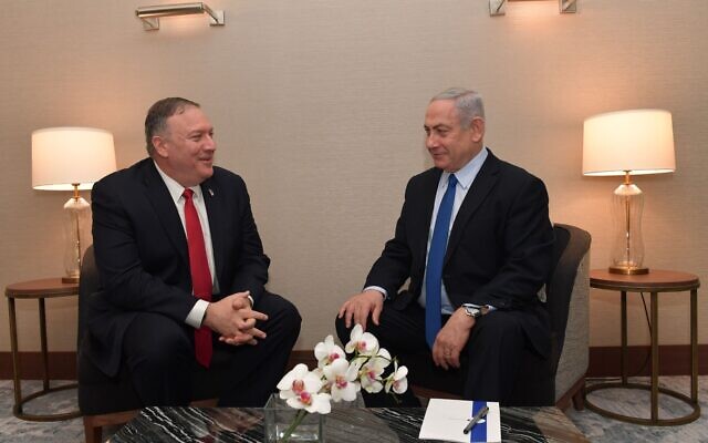 Le secrétaire d'État américain Mike Pompeo, (à gauche), rencontre le Premier ministre israélien Benjamin Netanyahu à Lisbonne, le 4 décembre 2019. (Kobi Gideon/GPO) Le secrétaire d'État américain Mike Pompeo, (à gauche), rencontre le Premier ministre israélien Benjamin Netanyahu à Lisbonne, le 4 décembre 2019. (Kobi Gideon/GPO)
