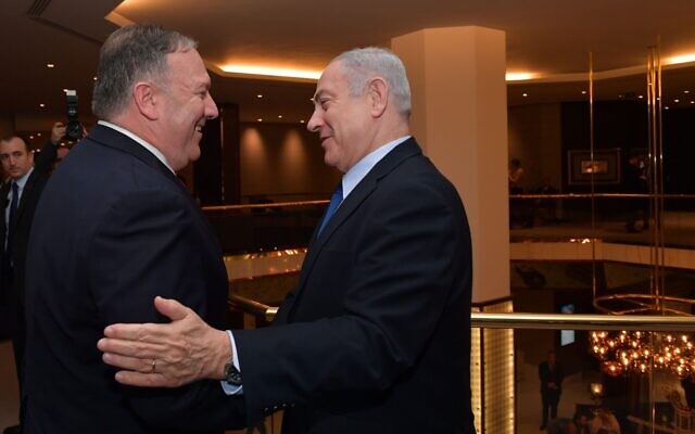 Le secrétaire d'État américain Mike Pompeo, (à gauche), et le Premier ministre Benjamin Netanyahu se rencontrent à Lisbonne, au Portugal, le 4 décembre 2019. (Kobi Gideon/GPO) Le secrétaire d'État américain Mike Pompeo, (à gauche), et le Premier ministre Benjamin Netanyahu se rencontrent à Lisbonne, au Portugal, le 4 décembre 2019. (Kobi Gideon/GPO)