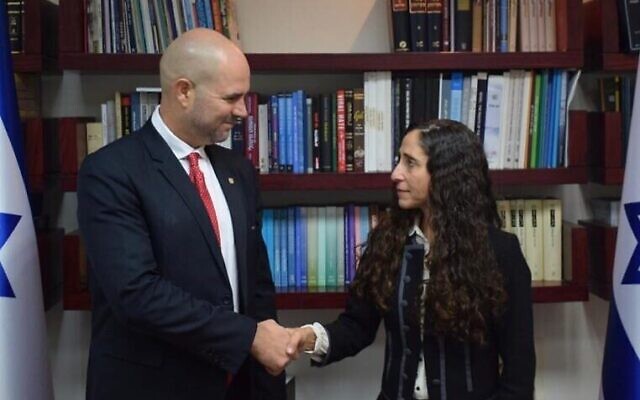 Le ministre de la Justice Amir Ohana, à gauche, avec sa candidate au poste de procureur d'Etat par intérim Orly Ginsberg Ben-Ari, le 17 décembre 2019 (Crédit : Ministère de la Justice) Le ministre de la Justice Amir Ohana, à gauche, avec sa candidate au poste de procureur d'Etat par intérim Orly Ginsberg Ben-Ari, le 17 décembre 2019 (Crédit : Ministère de la Justice)