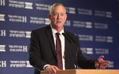 Benny Gantz à la conférence Eli Hurvitz sur l'économie et la société organisée par l'Institut israélien de la démocratie, 17 décembre 2019 (Crédit : Michal Fattal)