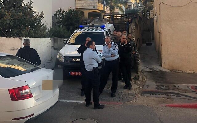 Des policiers devant un immeuble à Ilut, dans le nord d'Israël, après qu'une mère aurait poignardé son enfant, le 18 décembre 2019. (Crédit : police israélienne) Des policiers devant un immeuble à Ilut, dans le nord d'Israël, après qu'une mère aurait poignardé son enfant, le 18 décembre 2019. (Crédit : police israélienne)