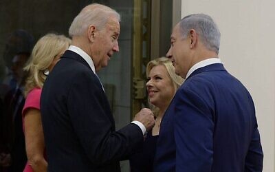 Le Premier ministre Benjamin Netanyahu et son épouse Sara recevant le vice-président des États-Unis Joe Biden et son épouse, Jill, au Bureau du Premier ministre, à Jérusalem, le 9 mars 2016. (Crédit : Amos Ben Gershom/GPO)