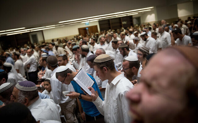 Des hommes juifs prient dans le mouvement bâtiment de la yeshiva Har Hamor Yeshiva dans le quartier d' Har Homa à Jerusalem le 22 août 2017. (Yonatan Sindel/Flash90) Des hommes juifs prient dans le mouvement bâtiment de la yeshiva Har Hamor Yeshiva dans le quartier d' Har Homa à Jerusalem le 22 août 2017. (Yonatan Sindel/Flash90)