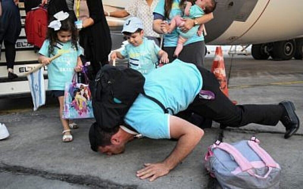 De nouveaux immigrants en provenance d'Amérique du nord arrivant sur un vol spécial d'aliyah planifié par l'organisation Nefesh B'Nefesh, à l'aéroport Ben Gurion le 14 août 2019. (Crédit : Flash90)