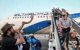 Photo d'illustration: De nouveaux immigrants d'Amérique du Nord arrivant sur un vol spécial d'alyah organisé par l'organisation Nefesh BeNefesh, à l'aéroport international Ben Gurion, le 14 août 2019. (Crédit : Flash90)