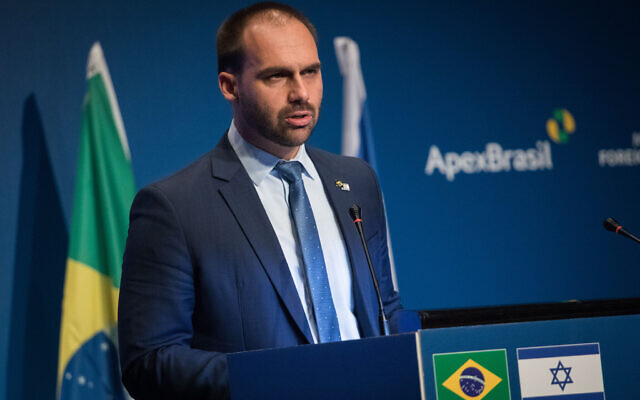 Eduardo Bolsonaro, député fédéral brésilien et fils du président du Brésil Jair Bolsonaro, s'exprime lors de l'un événement pour l'ouverture de l'Agence brésilienne de promotion du commerce et de l'investissement à Jérusalem, le 15 décembre 2019. (Photo par Hadas Parush/Flash90) Eduardo Bolsonaro, député fédéral brésilien et fils du président du Brésil Jair Bolsonaro, s'exprime lors de l'un événement pour l'ouverture de l'Agence brésilienne de promotion du commerce et de l'investissement à Jérusalem, le 15 décembre 2019. (Photo par Hadas Parush/Flash90)