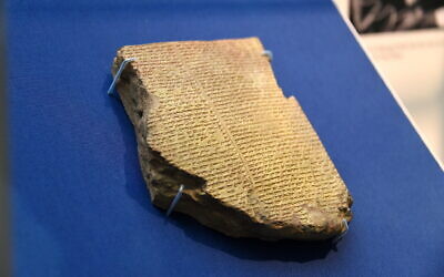 Une tablette en argile datant de la période néo-assyrienne, 7ème siècle avant l'ère chrétienne, raconte l'histoire du Déluge babylonien transcrit par George Smith. De la Bibliothèque d'Ashurbanipal II à Nineveh, 
dans le nord de la Mésopotamie, l'Irak moderne, le 16 mars 2016. (Osama Shukir Muhammed Amin FRCP(Glasg)/Wikipedia CC-BY-SA-4.0)