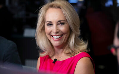 L'ancienne agente de la CIA Valerie Plame est interrogée devant la bourse de New York, le 22 octobre 2018. (AP Photo/Richard Drew, File)