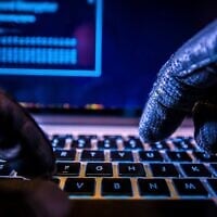 Illustration : Un pirate informatique de systèmes de paiements.(Crédit : welcomia; iStock par Getty Images)