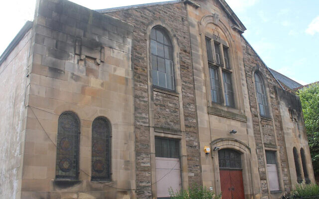 Le bâtiment qui abritait autrefois la synagogue Langside à Glasgow en Ecosse, photographié en 2017. (Crédit : Michael Mail/Ta Fondation pour l'héritage juif via JTA) Le bâtiment qui abritait autrefois la synagogue Langside à Glasgow en Ecosse, photographié en 2017. (Crédit : Michael Mail/Ta Fondation pour l'héritage juif via JTA)
