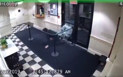 Des images vidéos montrant un homme pénétrer par effraction dans la résidence Schottenstein de l'université Yeshiva, le 20 décembre 2019. (Capture d'écran: FDNY)