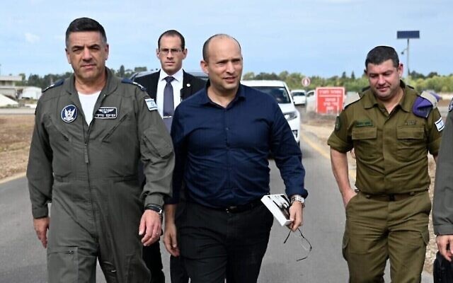 Le ministre de la Défense Naftali Bennett, (au centre), avec le commandant de l'armée de l'Air, le général Amikam Norkin, (à gauche) durant une visite de la base militaire de Hatzor, le 3 décembre 2019. (Capture d'écran Twitter) Le ministre de la Défense Naftali Bennett, (au centre), avec le commandant de l'armée de l'Air, le général Amikam Norkin, (à gauche) durant une visite de la base militaire de Hatzor, le 3 décembre 2019. (Capture d'écran Twitter)