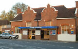 Une station de métro dans le quartier de Chigwell, à Londres, Royaume-Uni. (Crédit : Wikimedia Commons via JTA)