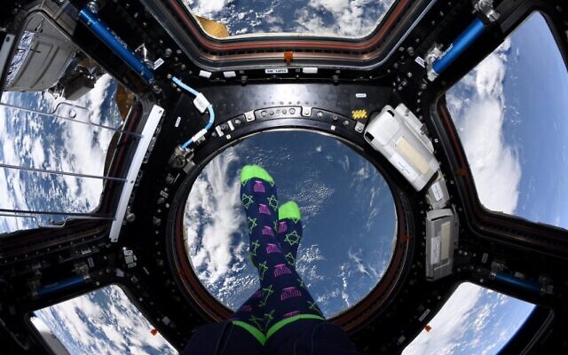 Photo prise par l'astronaute juive américaine Jessica Meir depuis la Station spatiale internationale le premier jour de Hanoukka, le 22 décembre 2019. (Capture d'écran Twitter)