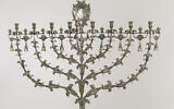 La Rintel Menorah exposée au Musée historique juif d'Amsterdam, aux Pays-Bas. (Crédit :  Jewish Cultural Quarter/JCK via JTA)