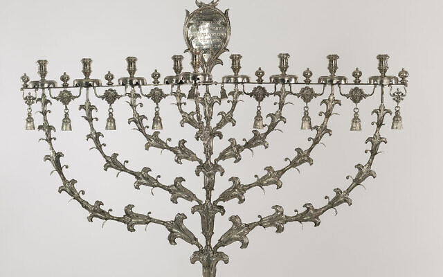 La Rintel Menorah exposée au Musée historique juif d'Amsterdam, aux Pays-Bas. (Crédit :  Jewish Cultural Quarter/JCK via JTA)