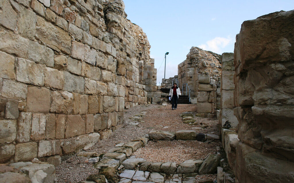 Les vestiges d'une forteresse croisée à Safed, dans le nord d'Israël (Crédit : Shmuel Bar-Am)