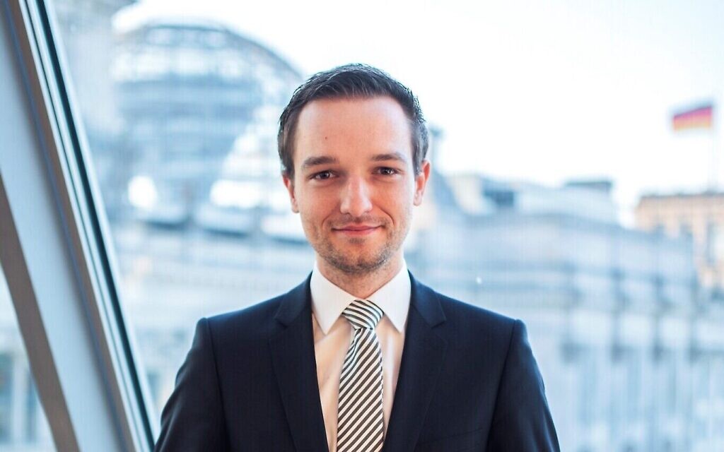 Le parlementaire allemand Benjamin Strasser devant le bâtiment du Reichstag à Berlin, en 2019. (Crédit : Tanja Ruetz)