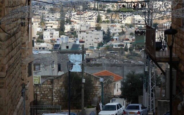 Vue depuis l'église catholique donnant sur le symbole de la Menorah sur l'ancienne synagogue de Shfaram. (via Zman Yisrael)