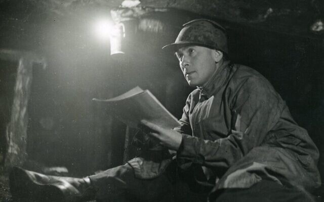 Josef Herman faisant des croquis sous terre. (Llew E. Morgan/ Flowers Gallery)