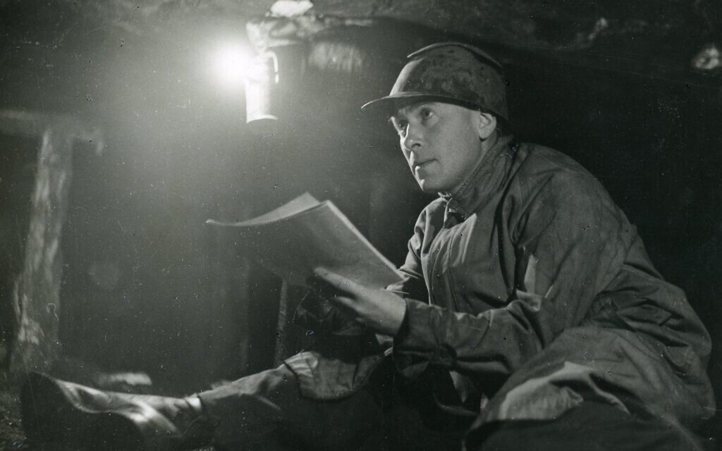 Josef Herman faisant des croquis sous terre. (Llew E. Morgan/ Flowers Gallery)