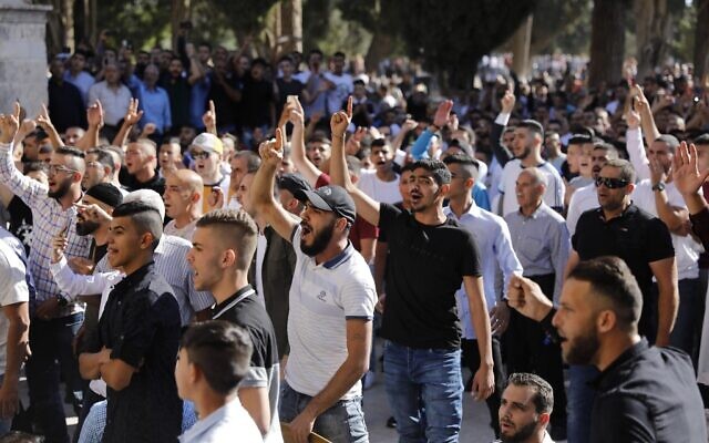 Illustration : Des musulmans palestiniens scandent des slogans contre les forces de sécurité israéliennes (hors champ) sur le mont du Temple dans la Vieille Ville de Jérusalem, le 11 août 2019. (Ahmad Gharabli/AFP) Illustration : Des musulmans palestiniens scandent des slogans contre les forces de sécurité israéliennes (hors champ) sur le mont du Temple dans la Vieille Ville de Jérusalem, le 11 août 2019. (Ahmad Gharabli/AFP)