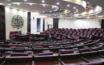 Un employé inspecte le hall principal du Parlement palestinien défunt dans la ville de Ramallah, en Cisjordanie, le 17 décembre 2019. (Crédit : ABBAS MOMANI / AFP)
