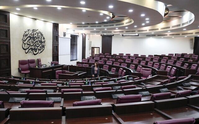 Un employé inspecte le hall principal du Parlement palestinien défunt dans la ville de Ramallah, en Cisjordanie, le 17 décembre 2019. (Crédit : ABBAS MOMANI / AFP) Un employé inspecte le hall principal du Parlement palestinien défunt dans la ville de Ramallah, en Cisjordanie, le 17 décembre 2019. (Crédit : ABBAS MOMANI / AFP)