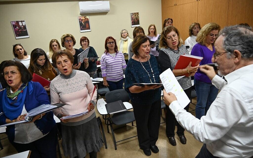 Sur cette photographie du 5 décembre 2019, Izzet Bana (droite), responsable du chorale NES qui chante en judéo-espagnol à Istanbul. (Photo par Ozan KOSE / AFP) Sur cette photographie du 5 décembre 2019, Izzet Bana (droite), responsable du chorale NES qui chante en judéo-espagnol à Istanbul. (Photo par Ozan KOSE / AFP)