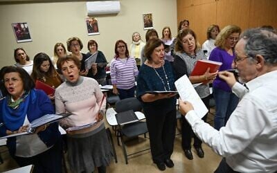 Sur cette photographie du 5 décembre 2019, Izzet Bana (droite), responsable du chorale NES qui chante en judéo-espagnol à Istanbul. (Photo par Ozan KOSE / AFP)