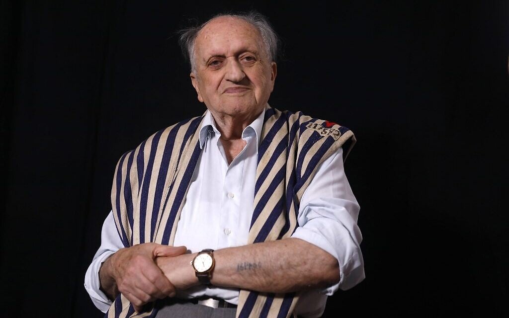 Le survivant de la Shoah Dov Landau, 91 ans, montre son matricule 161400 et son uniforme de Buchenwald, à son domicile de Tel Aviv, le 16 décembre 2019. (Crédit 
: MENAHEM KAHANA / AFP)
