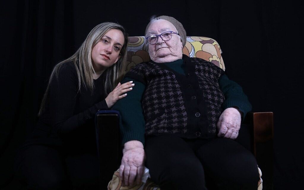 La survivante de la Shoah Helena Hirsch, matricule A 20982, avec sa petite fille Rozi à son domicile de Bnei Brak  le , 2 décembre 2019. (Crédit : MENAHEM KAHANA / AFP)
