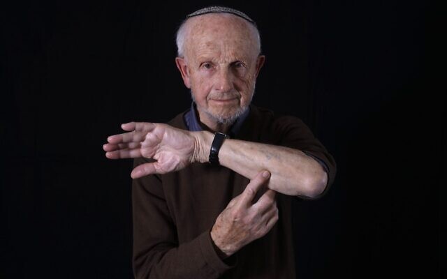 Saul Oren, survivant de la Shoah, montre son bras avec le numéro 125421 du camp d'Auschwitz, lors d'une séance photo à son domicile à Jérusalem le 2 décembre 2019. Né en Pologne en 1929, il a été choisi par un médecin nazi pour subir des expériences médicales et a été transféré d'Auschwitz vers un camp de concentration en Allemagne, pour être libéré en 1945. Après la guerre, il retrouva son frère qui avait été avec lui à Auschwitz et émigra en Israël. - En amont des événements marquant le 75e anniversaire de la libération d'Auschwitz, l'AFP s'est entretenue avec les derniers survivants du camp de la mort. Originaires d'Europe, ils ont passé une partie de leur enfance dans le célèbre camp d'extermination avant de s'installer en Israël après la Seconde Guerre mondiale. (MENAHEM KAHANA / AFP) Saul Oren, survivant de la Shoah, montre son bras avec le numéro 125421 du camp d'Auschwitz, lors d'une séance photo à son domicile à Jérusalem le 2 décembre 2019. Né en Pologne en 1929, il a été choisi par un médecin nazi pour subir des expériences médicales et a été transféré d'Auschwitz vers un camp de concentration en Allemagne, pour être libéré en 1945. Après la guerre, il retrouva son frère qui avait été avec lui à Auschwitz et émigra en Israël. - En amont des événements marquant le 75e anniversaire de la libération d'Auschwitz, l'AFP s'est entretenue avec les derniers survivants du camp de la mort. Originaires d'Europe, ils ont passé une partie de leur enfance dans le célèbre camp d'extermination avant de s'installer en Israël après la Seconde Guerre mondiale. (MENAHEM KAHANA / AFP)