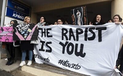 Des militantes des droits des femmes organisent une manifestation en soutien à une adolescente britannique accusée d'avoir faussement affirmé avoir été violée par des touristes israéliens, lors de son procès devant le tribunal de district de Famagouste à Paralimni, dans l'est de Chypre, le 30 décembre 2019. (Crédit : Iakovos Hatzistavrou / AFP)