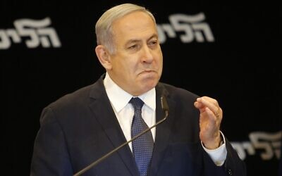 Le Premier ministre Benjamin Netanyahu annonce son intention de demander à la Knesset l'immunité contre les poursuites judiciaires, à Jérusalem, le 1er janvier 2020. (GIL COHEN-MAGEN / AFP)