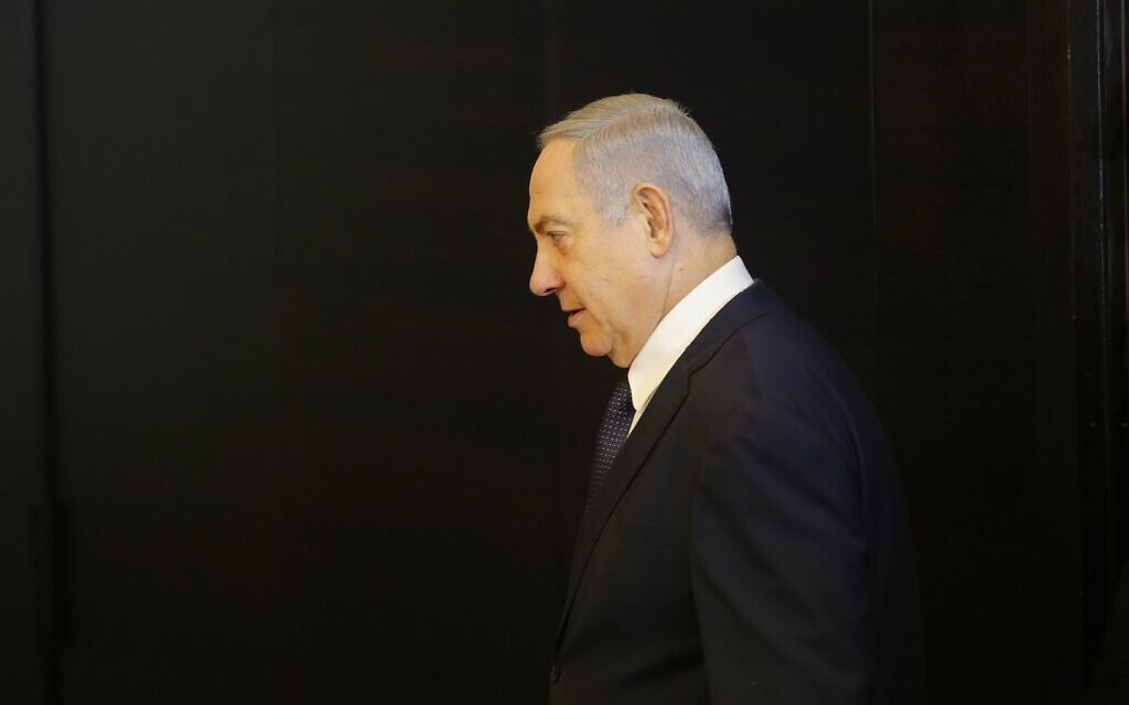 Le Premier ministre Benjamin Netanyahu s'apprête à faire une déclaration concernant son intention de déposer une demande d'immunité à la Knesset, à Jérusalem, le 1er janvier 2020. (Gil Cohen-Magen/AFP) Le Premier ministre Benjamin Netanyahu s'apprête à faire une déclaration concernant son intention de déposer une demande d'immunité à la Knesset, à Jérusalem, le 1er janvier 2020. (Gil Cohen-Magen/AFP)