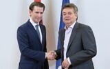 En Autriche, le chef du parti du Peuple (OVP) Sebastian Kurz (gauche) et le chef du parti Vert Werner Kogler (droite) se serrent la main dans une déclaration à la presse à Vienne, le 1 janvier 2020. (Photo par ALEX HALADA / AFP)